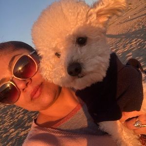 Meet your Posher, Abril